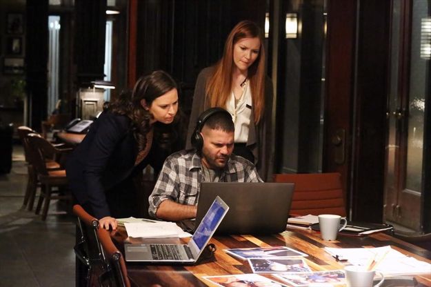 Scandal : Photo Katie Lowes, Guillermo Díaz, Darby Stanchfield