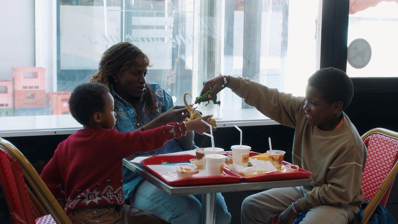 Un petit frère : Photo Milan Doucansi, Annabelle Lengronne, Sidy Fofana