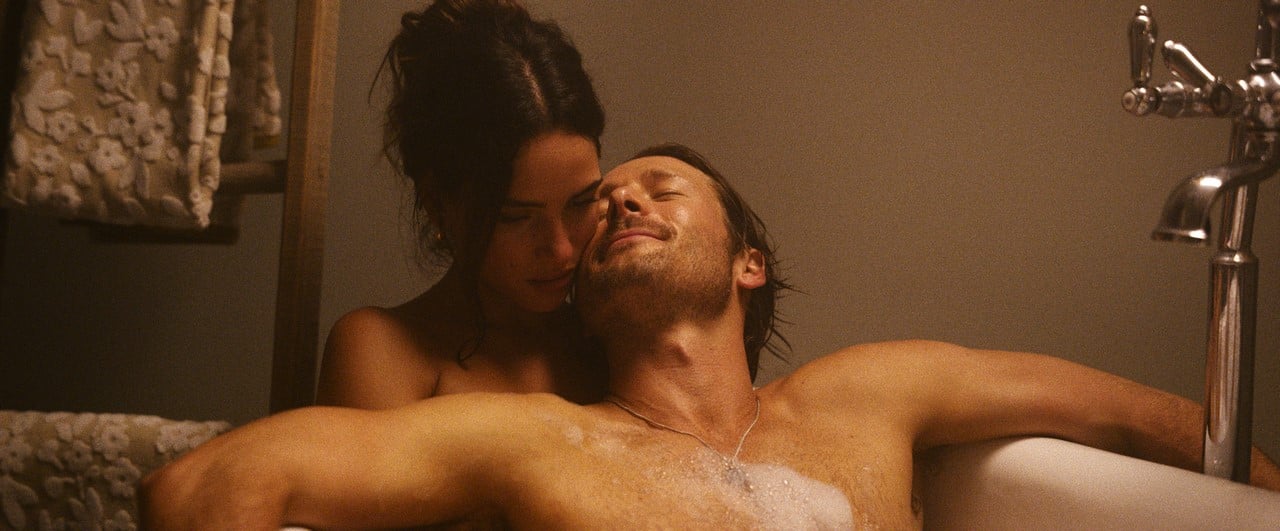 Hit Man : Photo Glen Powell, Adria Arjona