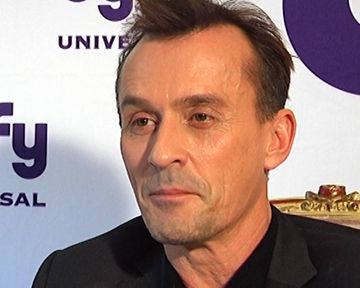 Robert Knepper revient sur ses participations à "Chase" et "Esprits Criminels", ainsi que sur sa célébrité et l'influence déterminante de Kiefer Sutherland sur sa carrière.