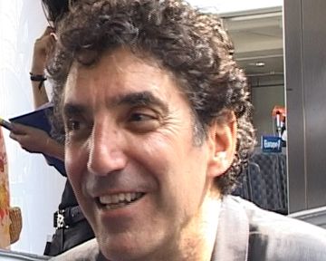 Chuck Lorre, le créateur de "Dharma et Greg", évoque la personnalité de la pétillante Jenna Elfman, véritable amoureuse de la vie.