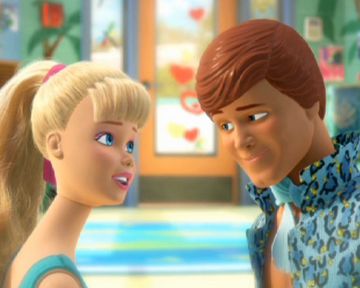 "Ken & Barbie" - Woody et les jouets d'Andy débarquent à Sunnyside... et font connaissance avec le beau-gosse de service.