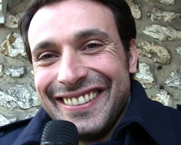 Diana revient dans "V";   Kristen Bell, la grosse bague au doigt;   Zooey Deschanel sur HBO;   Avec Bruno Salomone sur le tournage de la saison 3 de "Fais pas çi, Fais pas ça";   Et un ptit déj' à la française !