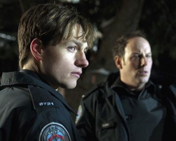 Renouvellements, annulations et confirmations en pagaille  ;  La CW nostalgique de "Veronica Mars" et du Buffyverse  ;  Ryan Phillippe dans la saison 5 de "Damages"  ;  On répond à vos questions : une convention sur les séries en France & "Teen Wolf" sur France 4  ;  Les premières images de "Bag Of Bones"  ;  Pleins feux sur la saison 2 de "Rookie Blue"  ;  Découvrez "The Walken Dead", une BA parodique comme on les aime.