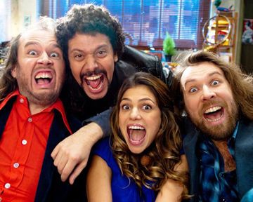 "Smash", "Being Human" et "Portlandia" renouvelées  ;  "The L.A. Complex" prolongée  ;  Les premières photos de la nouvelle Carrie Bradshaw, du nouveau couple Holmes/Watson et de Green Arrow  ;  Maria Bello dans "Touch", Alyssa Milano devient une "Mistresses"  ;  La première BA de la saison 7 de "Doctor Who"  ;  On répond à vos questions : "The River", "Drop Dead Diva", "Suits"...  ;  Le teaser de "Workingirls", la nouvelle comédie de Canal +  ;  Le retour de "La Chanson du Dimanche"  ;  James Van Der Beek se la joue collé serré