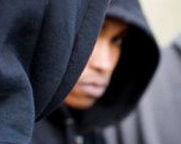 "Suits" renouvelée, "Shameless UK" s'arrête...  ;  Neve Campbell rejoint "Grey's Anatomy"  ;  "The Walking Dead" revient en grande forme  ;  Les dates de retour de "Girls" et "Enlightened"  ;  Les dernières images de la série SF "Defiance"  ;  "The Following" fait sa promo  ;  La BA de l'évènement français de l'année "Les Revenants"  ;  On répond à vos questions : "Justified", "Gossip Girl", "Arrow"  ;  On a rencontré David Simon, le créateur de "The Wire" et "Treme"  ;  La bande; annonce de "Mockingbird Lane" !