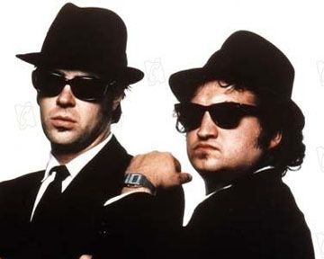 Saviez-vous que le groupe est né en 1976 dans l'émission du "Saturday Night Live" ? Que des stars du blues comme Aretha Franklin, James Brown ou Ray Charles figurent au générique ? Que "The Blues Brothers" détenait jusqu'à "G.I. Joe" le record de voitures détruites dans un film ?...