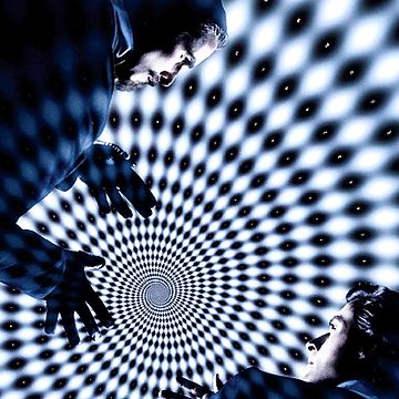 Saviez-vous que le film est construit selon les trois actes d'un tour de magie, l'introduction étant "La Promesse", le film étant "Le Tour" et le twist final étant "Le Prestige" ? Et que les initiales des deux personnages principaux, Alfred Borden et Robert Angier, forme ABRA, en référence au célèbre mot magique ABRACADABRA ?