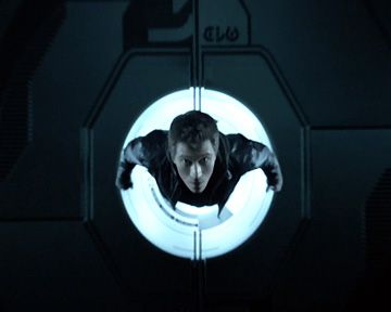 "Le Disc" - Sam (Garrett Hedlund) est préparé malgré lui à affronter un adversaire dans l'épreuve du disc. 
