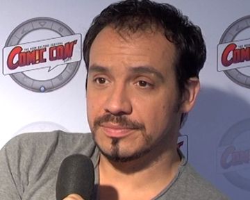 Interview réalisée lors de la Comic Con' Paris 2012 - Alexandre Astier revient sur ses projets autour de la saga "Kaamelott" : un recueil de nouvelles, "Kaamelott Résistance", des films...