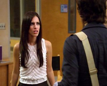 Extrait de l'épisode "La vengeance d'une blonde" (Saison 2, épisode 2) - Tandis que Naomi trouve un moyen de se venger d'Annie, Silver souhaite retrouver sa relation avec Dixon. Liam tente de se faire pardonner par Naomi pour la nuit du bal en lui donnant une explication. Navid, nouveau rédacteur en chef du journal du lycée, montre une autre facette de sa personnalité lors d'une interview avec Teddy, ce qui déplait à Adrianna...