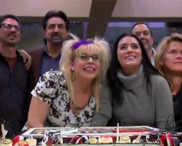 L'équipe dans son ensemble fête le 100ème épisode produit. Une étape majeure dans l'histoire d'une série...