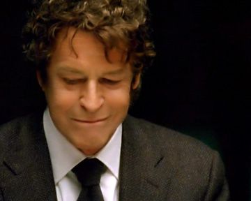 Walter se rend chez Olivia pour essayer de lui expliquer pourquoi Peter vient de l'autre monde. L'affaire remonte à l'année 1985. Peter était gravement malade et Walter avait conçu une fenêtre pour observer l'autre côté afin de voir si son double, qui bénéficiait des avancées technologiques de son monde à lui, allait réussir à trouver un remède pour sauver son propre fils, lui aussi atteint de la maladie génétique dont Peter souffrait...