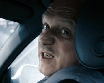 "Course-poursuite" - Largo (Tomer Sisley) et Dwight (Ulrich Tukur) sont poursuivis par un Nazatchov armé jusqu'aux dents. 