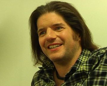 Charlie Adlard, l'illustrateur de la série de comic books "The Walking Dead", revient sur ses influences, ses souvenirs de lecteur et certaines de ses oeuvres...