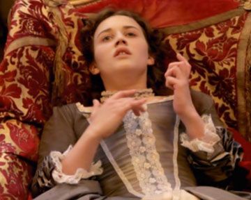 Extrait de la saison 3, épisode 1 - "La Larme de Varsovie" Une perle, "La Larme de Varsovie" a été remise par le Roi de Pologne à la Reine de France. Si la perle venait à "mourir", une terrible malédiction s'abattrait sur la Monarchie. Le Roi Louis XV confie donc la précieuse perle à l'étrange Comte de Saint-Germain, alchimiste reconnu et Chevalier de la Rose-Croix. Mais la perle est volée...