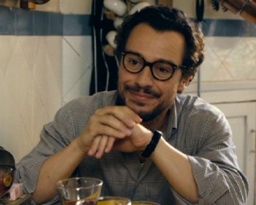 Cigarettes" - Alessandro (Stefano Accorsi) découvre un paquet de cigarettes dans les affaires de sa fille Irina (Lisa Cipriani). 