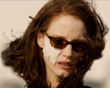 "Le livre" - Sarah (Romi Aboulafia), en présence de sa mère (Helen Mirren), présente son livre à toute une assemblée.