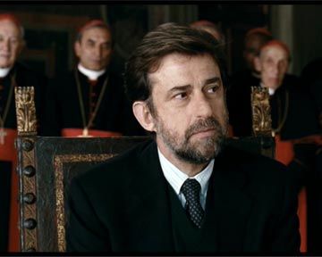 "Des doutes sur la foi?" - Malgré la présence de tous les Cardinaux, Brezzi (Nanni Moretti) tente d'identifier le mal-être de Melville (Michel Piccoli). 