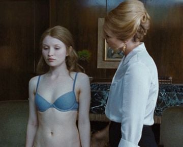 "Inspection" - Clara (Rachael Blake) inspecte dans les moindres détails le corps de Lucy (Emily Browning).