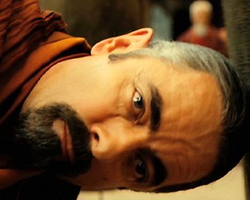 "Rendre fort ce qui est faible" - C'est au sein de la communauté bouddhiste que Johnny English (Rowan Atkinson) retrouve son âme de guerrier. 