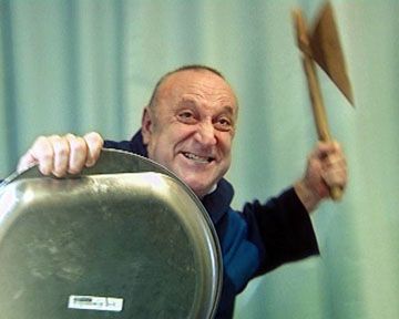 Hugo est chargé par le Coach de tromper la vigilance de Grégoire et de profiter de son entraînement de guerrier pour signer un contrat...