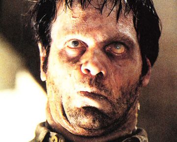 "C'est quoi ce truc qui dépasse de ton oreille, là ?" - Top 5 des aliens qui prennent une apparence humaine.