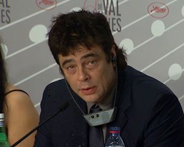 L'équipe de "Jimmy P." en conférence de presse : l'occasion pour Mathieu Amalric de révéler qu'il a préparé son rôle en entamant une analyse, pour Benicio Del Toro d'expliquer le passage du livre au film, et pour leur réalisateur d'évoquer John Ford...