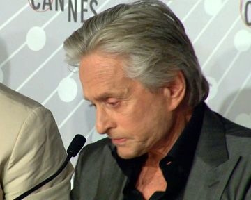 Venu sur la Croisette pour présenter "Ma vie avec Liberace", Michael Douglas a rendu hommage à la générosité de Steven Soderbergh, Matt Damon et du producteur Jerry Weintraub. Très ému, l'acteur américain a réprimé un sanglot en conférence de presse.