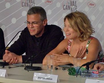 Entre rires, plaisanteries ambiguës et propos humanistes, rencontre avec le réalisateur de "La Vie d'Adèle", Abdellatif Kechiche, accompagné de ses deux remarquables interprètes, Léa Seydoux et Adèle Exarchopoulos ...