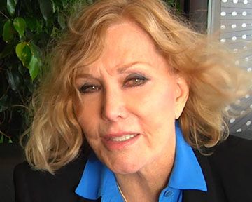 Venue sur la Croisette pour assister à une projection ;  en version restaurée ;  de "Sueurs froides", Kim Novak fait l'éloge d'Hitchcock et de son chef; d'oeuvre longtemps incompris.