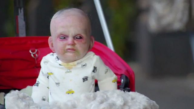 Pour promouvoir le film d'épouvante The Baby, les producteurs ont eu l'idée de créer un faux bébé complétement terrifiant... crise cardiaque garantie !