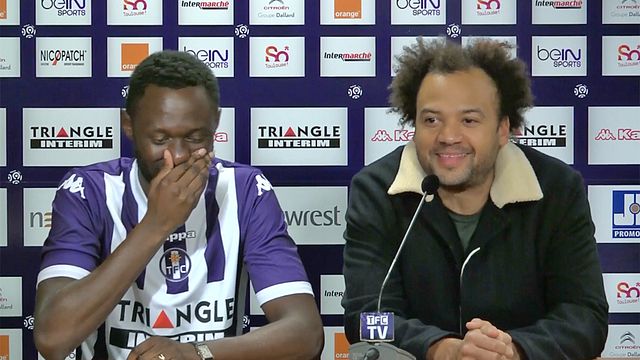 Une "vraie" conférence de presse par l'agent sportif Fabrice Eboué qui présente Thomas Ntop, son poulain de 38 ans !