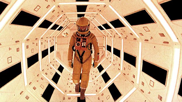 Saviez-vous que le tournage de "2001..." dura 7 mois et nécessita 2 ans de post; production, que la fille de Stanley Kubrick apparaît dans le film...