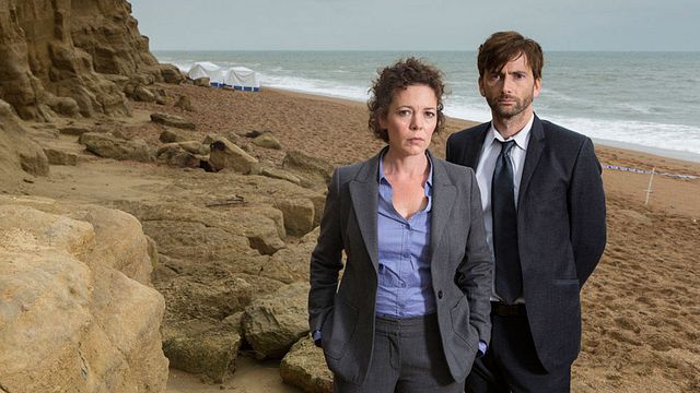 Cette semaine dans Tueurs en Séries : le carton de "Broadchurch" sur France 2, "Louis la Brocante" tire sa révérence, un trône de fer pour Ben Wyatt, des nouvelles de "Orphan Black", et "Black Mirror" qui débarque bientôt en France !