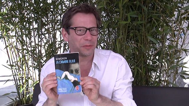En 2014, Mathieu Amalric présente "La Chambre bleue", l'adaptation du roman homonyme de Georges Simenon dont il signe la réalisation et tient le rôle principal.