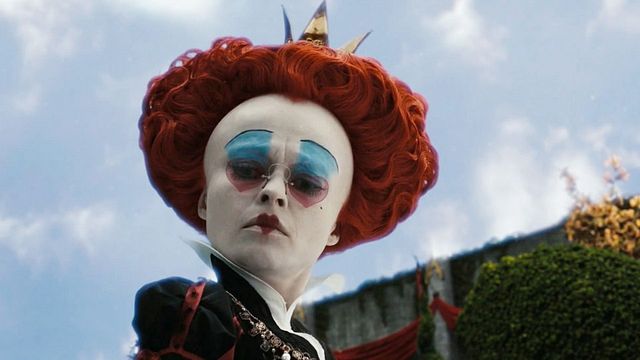 "Mais qui se cache sous cette perruque ? Ben c'est Helena..."