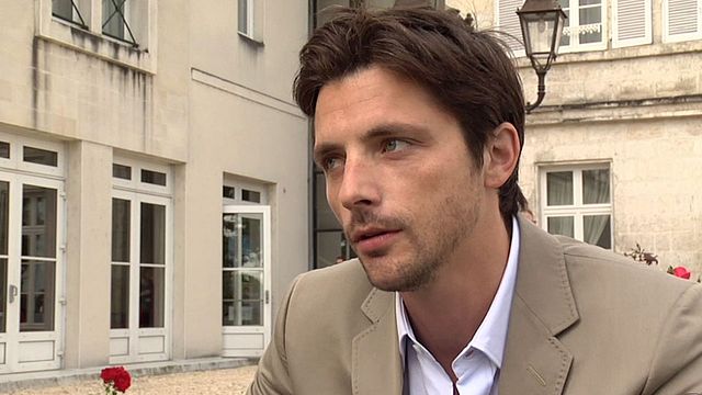 Raphael Personnaz se confie sur le tournage de L'Affaire SK1, dans lequel il incarne un inspecteur chargé de l'enquête sur le tueur en série Guy George.