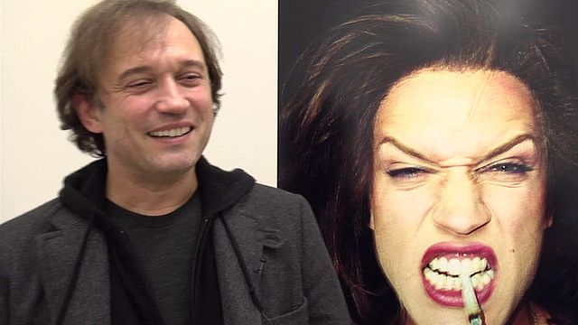 On le connait comédien et réalisateur... Vincent Perez est aussi un passionné de photographie ! Pour la première fois, il expose ses clichés d'amis et (auto)portraits à Paris, dans la Galerie Cinéma, située dans le 3e arrondissement. Visite guidée en compagnie de Vincent Perez