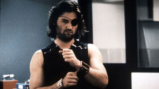 Saviez-vous que Jamie Lee Curtis fait la voix; off au début du film, que Tommy Lee Jones devait jouer Snake Plissken, que James Cameron a travaillé sur le film...