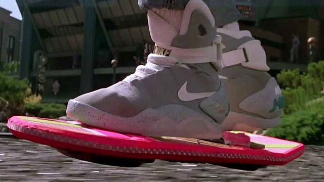 "Bonne année ! Ben... Elles sont où tes chaussures auto-laçantes ??? J'en ai trouvé nulle part..."