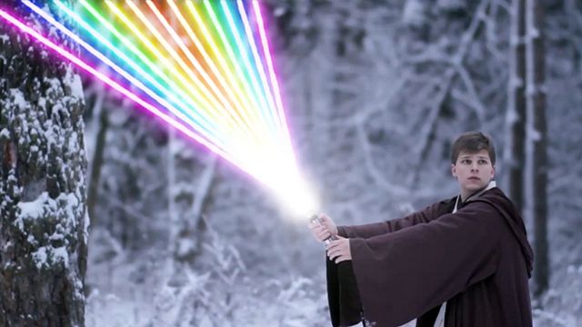 Phénomène planétaire, "Star Wars" stimule la créativité des internautes du monde entier. En témoigne cette vidéo parodique venue de Russie montrant un combat laser où s'affontent l'ancienne et la nouvelle écoles du sabre...