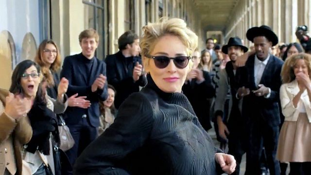Alain Afflelou, le célèbre lunetier français, s'est offert les services de Sharon Stone pour sa nouvelle campagne publicitaire. Sous les acclamations de Parisiens médusés, la star américaine exhibe fièrement sa nouvelle acquisition...