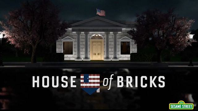 Vous connaissez "House of Cards", la série portée par Kevin Spacey qui fait rimer cynique et politique. Mais connaissez-vous "House of Bricks", la parodie concoctée par l'équipe de "1, rue Sésame" ("Sesame Street" en vo) ? Frank Underwood devient ici Frank Underwolf et ses victimes sont les 3 Petits Cochons de la fable.