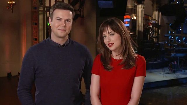 Pour sa participation au Saturday Night Live, l'héroïne de "50 nuances de Grey" joue la carte de l'auto-dérision et du clin d'oeil vis à vis de ses parents Melanie Griffith et Don Johnson.