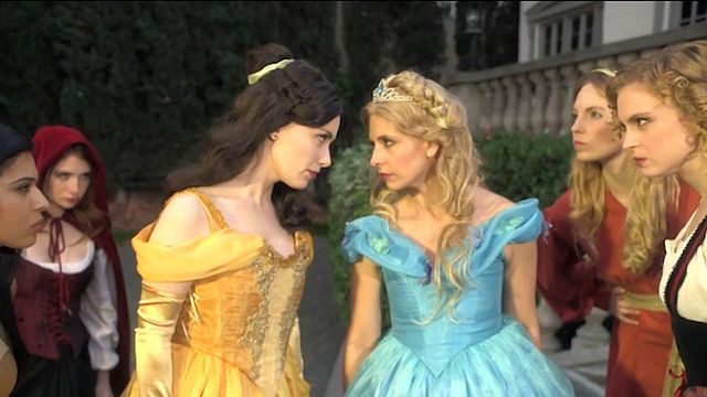 Une "rap battle" entre Sarah Michelle Gellar en Cendrillon et Whitney Avalon en Belle... FIGHT!