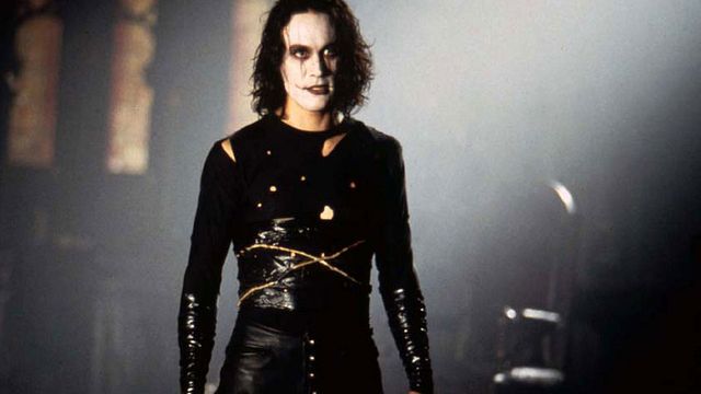 Saviez-vous que le rôle titre avait été proposé à River Phoenix et Christian Slater, que "The Crow" est le premier d'Alex Proyas...