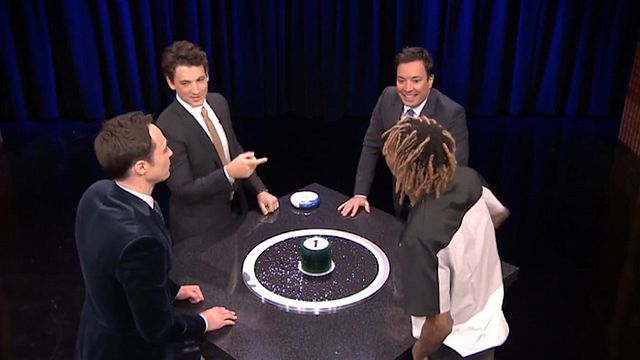 Deux équipes de deux : Parsons/Fallon contre Miles/Khalifa. Qui arrivera à faire deviner le plus de mots à son partenaire ?