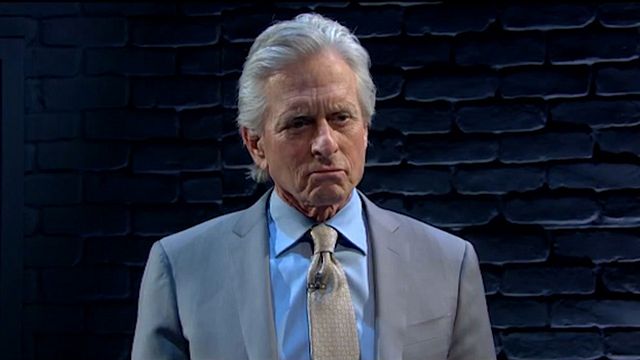 Au Late Late Show, Michael Douglas a accepté de rejouer une de ses plus célèbres scènes, en remplaçant Sharon Stone par... James Corden.