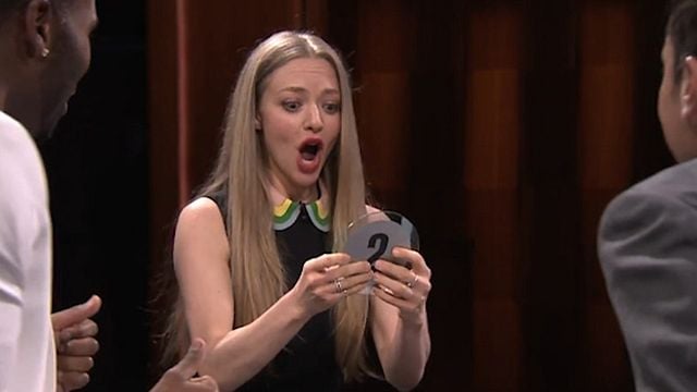Le "Time's Up", c'est faire deviner le plus de mots possible à son coéquipier en temps limité. Amanda Seyfried joue avec Jimmy Fallon contre Marlon Wayans et James Derulo.
